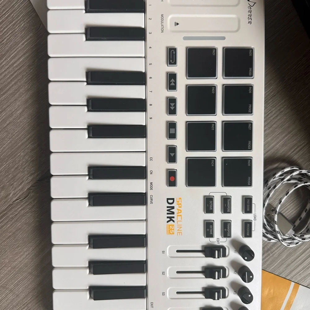 DMK-25 White MIDI Keyboard Controller
